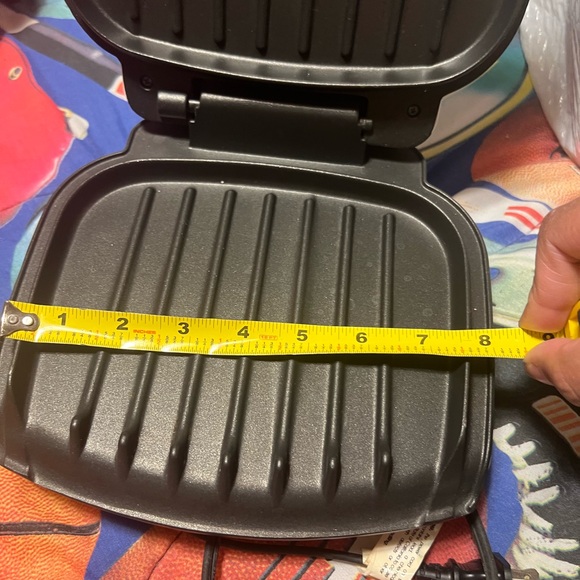 Compact White Grilling Machine - Picture 3 of 5